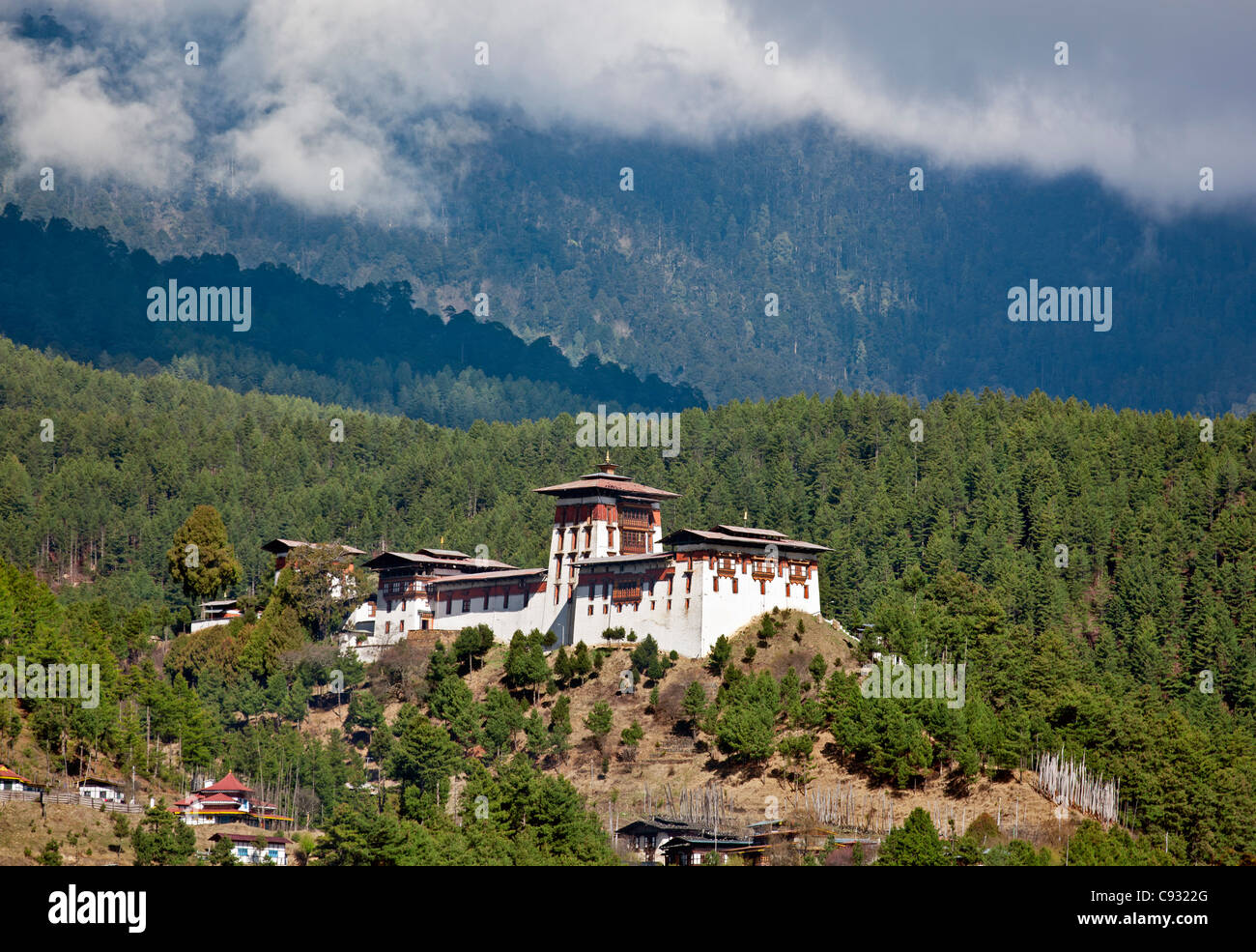 Il XVII secolo Jakar Dzong (fortezza) sorge in una posizione di comando che si affaccia sulla pittoresca valle Chokhor. Foto Stock