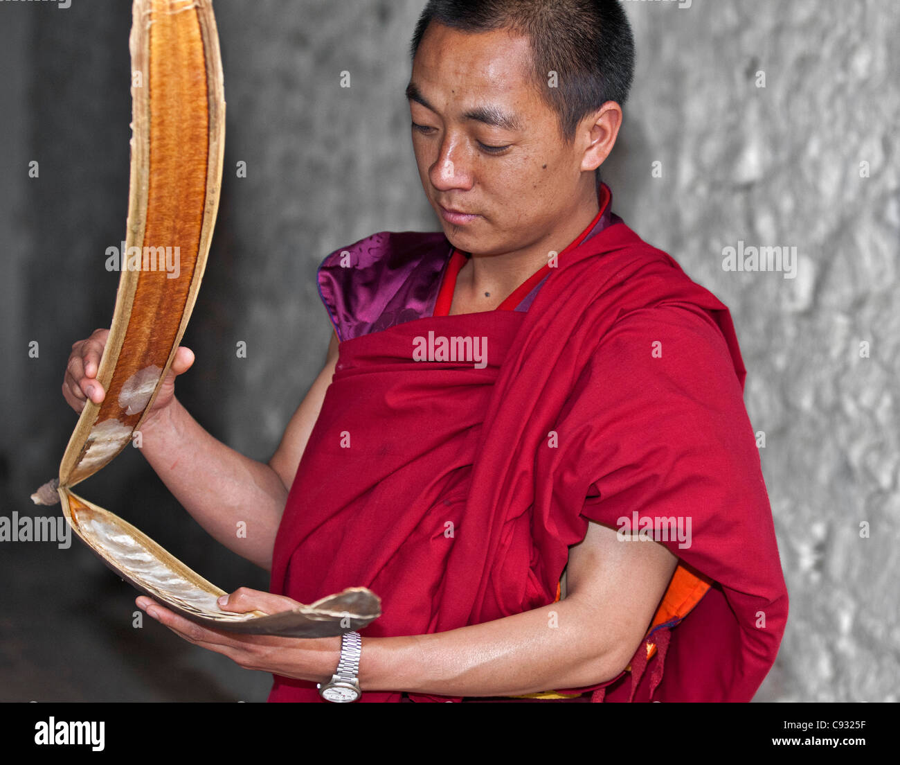 Un monaco a Trongsa Dzong contiene una grande seedpod. L'alato semi sono utilizzati per decorare gli altari in questo e in altri monasteri. Foto Stock