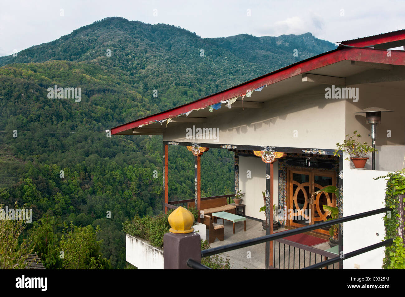 Una vista da Yangkill Resort, di un confortevole hotel turistico nella periferia di Trongsa. Foto Stock