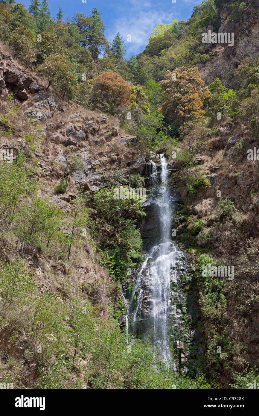 Il grazioso Mangde Chhu cascata precipita giù una montagna rocciosa pendenza a breve distanza dalla città di Trongsa. Foto Stock