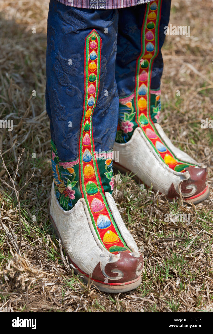 Tsholham, ginocchio tradizionale di lunghezza stivali che vengono indossati da uomini bhutanesi durante importanti cerimonie. Foto Stock