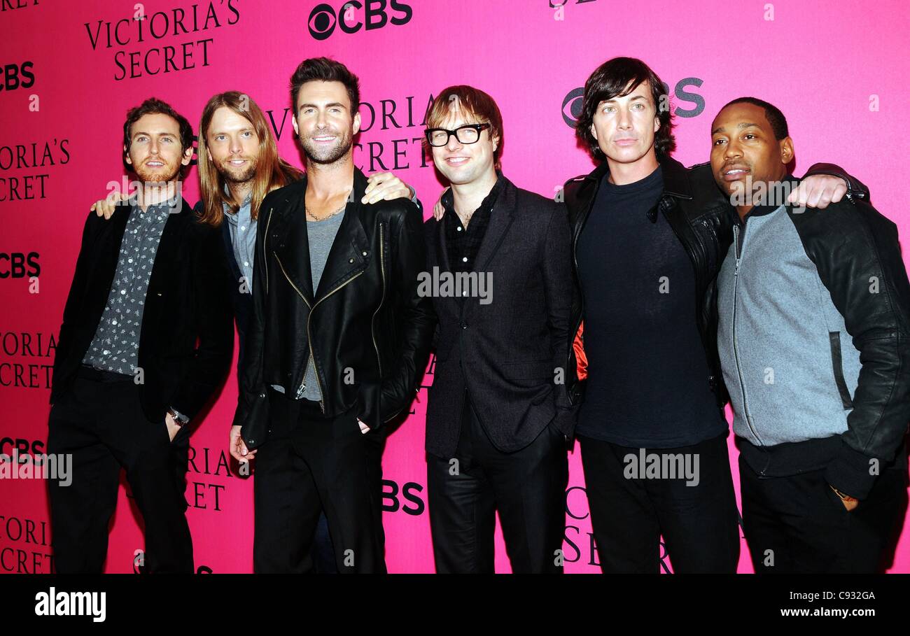 Jesse Carmichael, James Valentine, Adam Levine, Mickey Madden, Matt Flynn, Maroon 5 all'arrivo per 2011 Victoria's Secret Fashion Show - Arrivi, Lexington Armory, New York, NY, 9 novembre 2011. Foto di: Desiree Navarro/Everett Collection Foto Stock