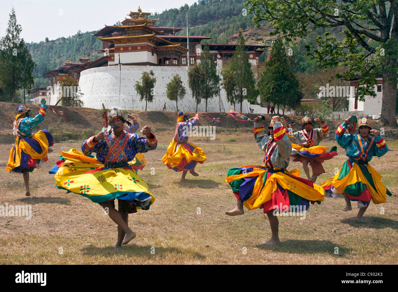 Ballerini eseguono Pa-Cham, la danza degli eroi, fuori Punakha Dzong. Foto Stock