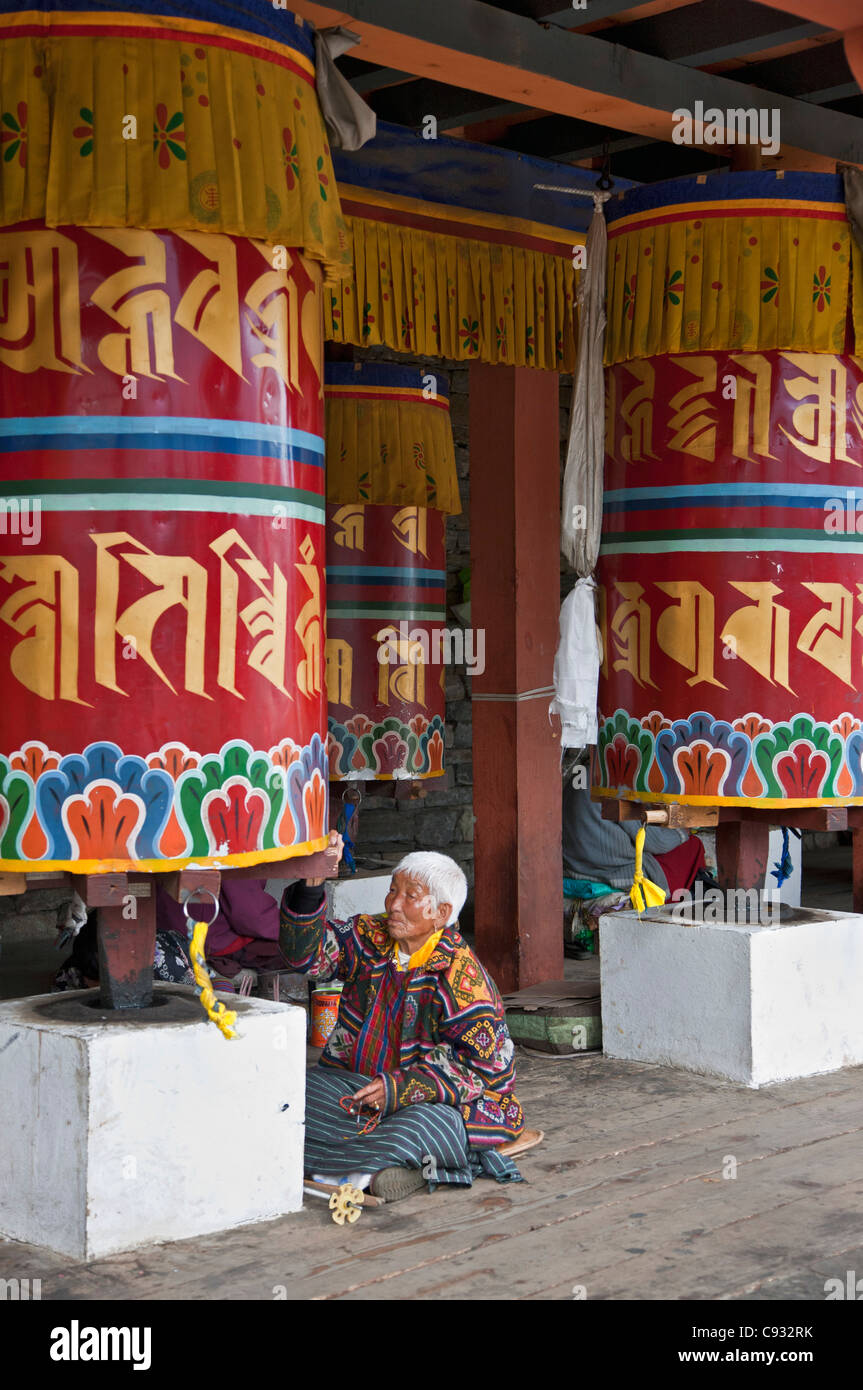 Grandi ruote della preghiera presso il Memorial Chorten in Thimphu. Foto Stock
