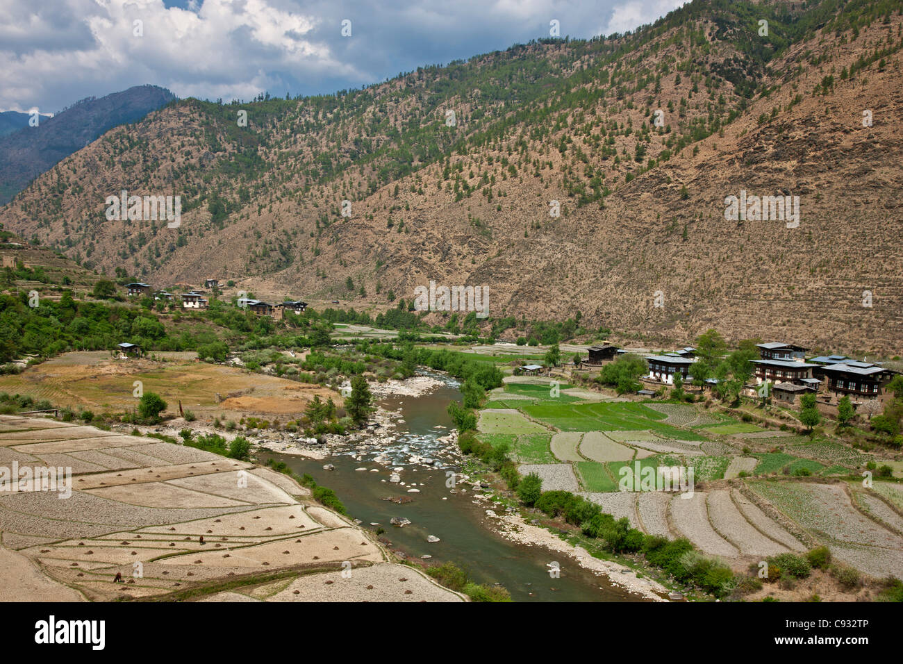 Una valle fertile lungo la Wang Chhu fiume tra Thimphu e Paro. Foto Stock