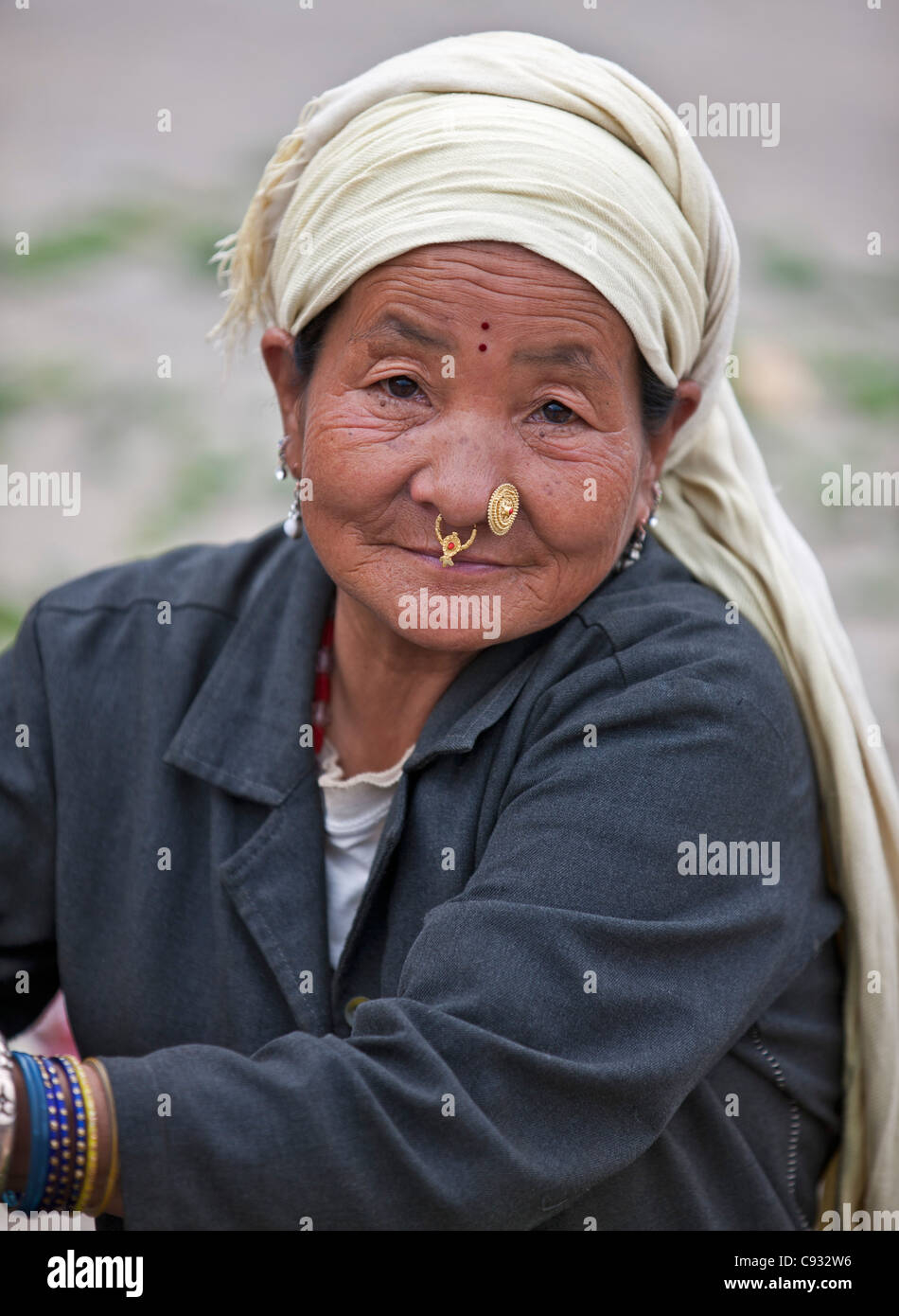Una donna tibetana a Paro e mercato. Molti bhutanesi sono scese dal Tibetano immigrati. Foto Stock