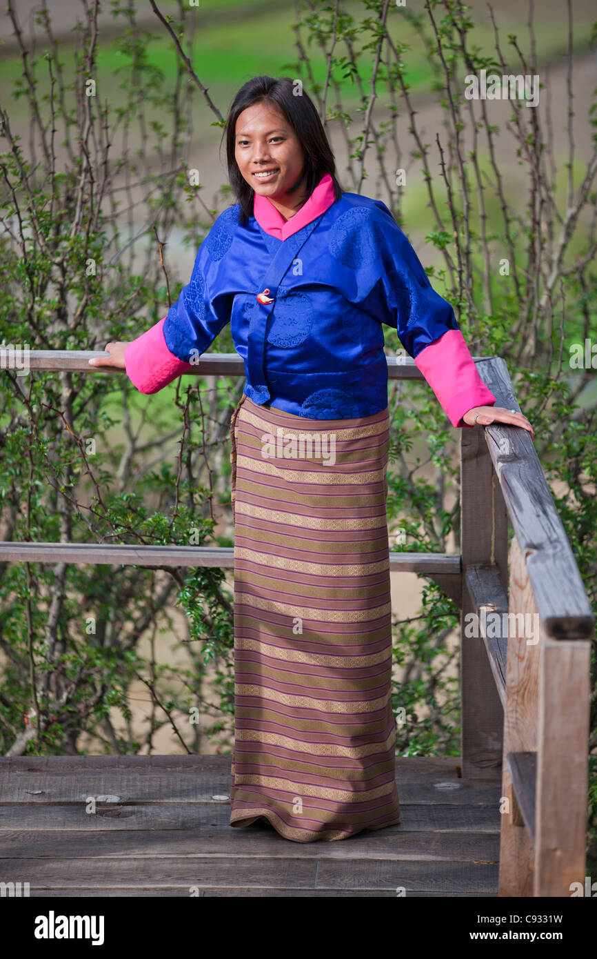 Una ragazza bhutanesi in abito nazionale, il kira. Foto Stock