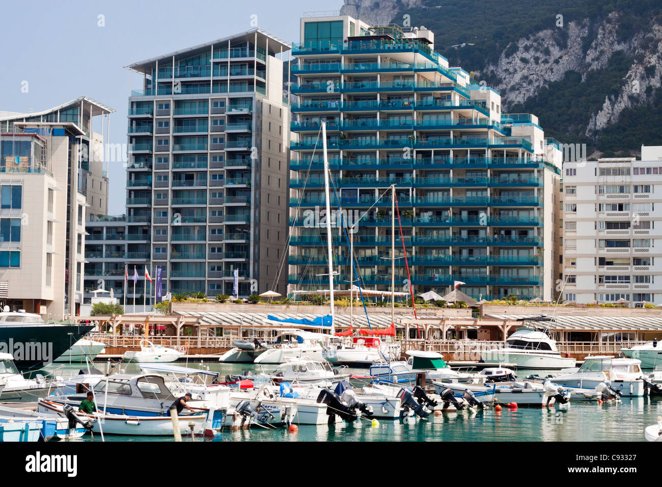 Appartamenti di lusso, ristoranti e barche in Ocean Village, Gibilterra. Foto Stock