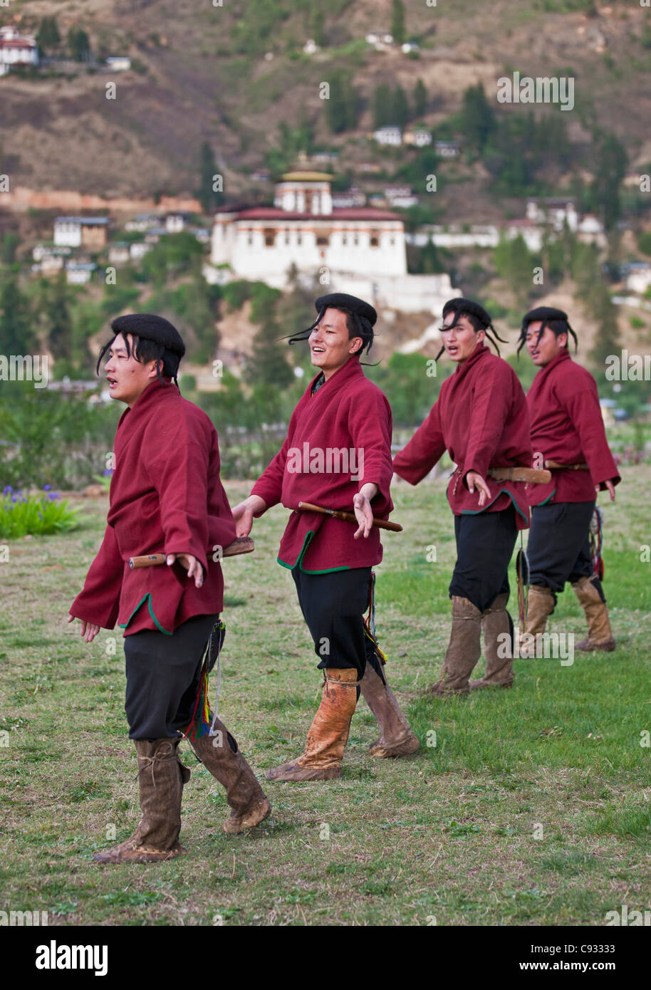 Ballerini eseguono una danza di nomadi allevatori di yak, Layap, che vivono in alta quota nel lontano ovest del Bhutan al confine con il Tibet. Foto Stock