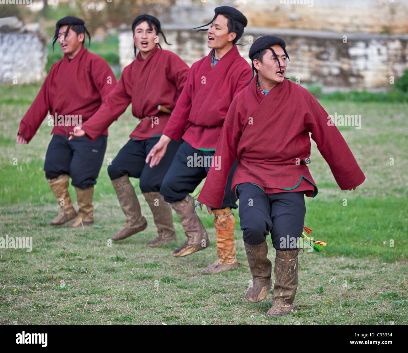 Ballerini eseguono una danza di nomadi allevatori di yak, Layap, che vivono in alta quota nel lontano ovest del Bhutan al confine con il Tibet. Foto Stock