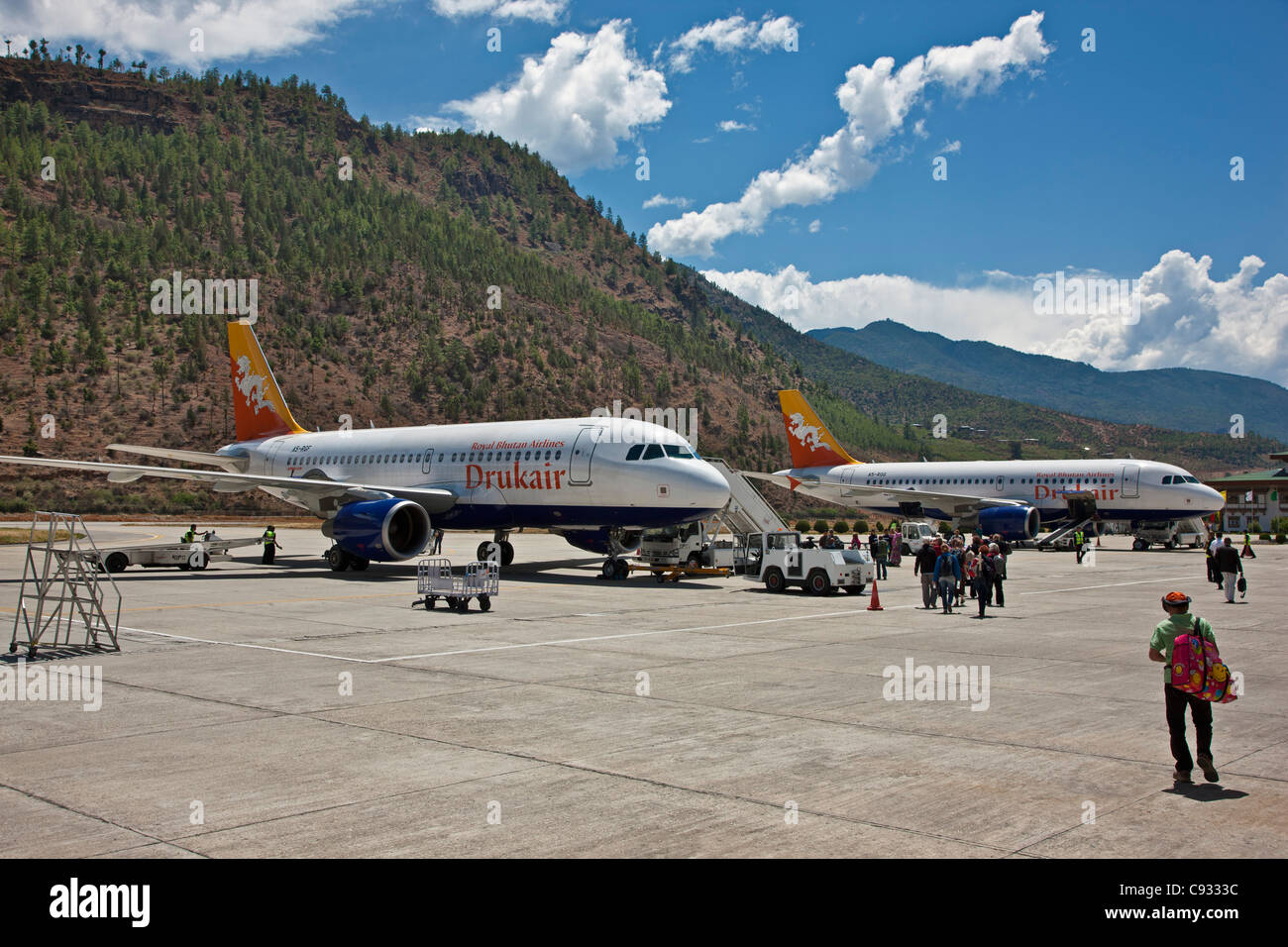 Solo Bhutans Airport è situato in alta quota nella periferia di Paro. Foto Stock