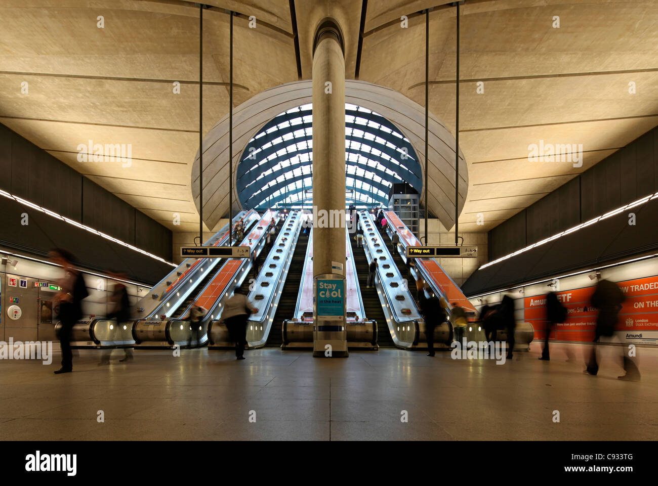 London Canary Wharf Tube Station come parte della Jubilee line extension è stato progettato da Norman Foster. Foto Stock