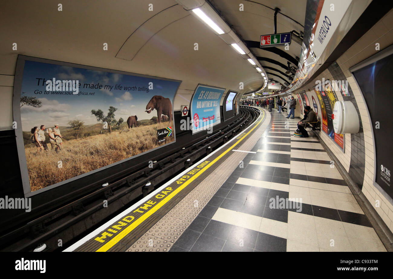 London Waterloo tube Station con la mente famours lo spazio sul pavimento. Foto Stock