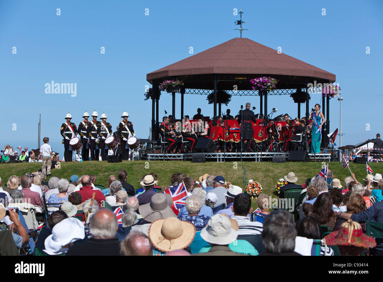 Inghilterra, Kent, trattativa. L annuale Royal Marines' concerto presso il Memorial Bandstand su Walmer verde. Foto Stock