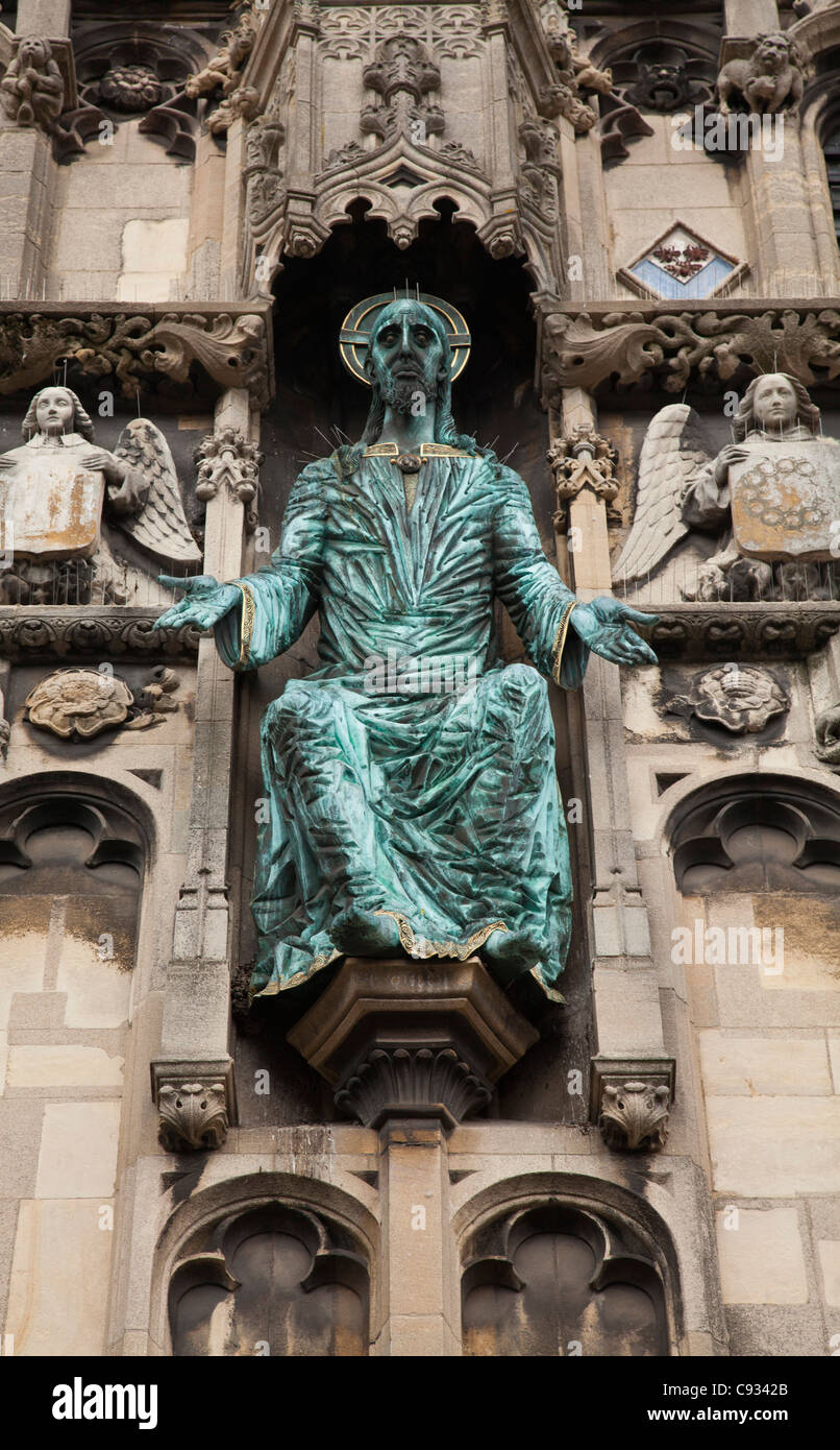 Inghilterra, Kent, Canterbury. Il bronzo e la figura di Cristo a Christchurch Gate. Foto Stock