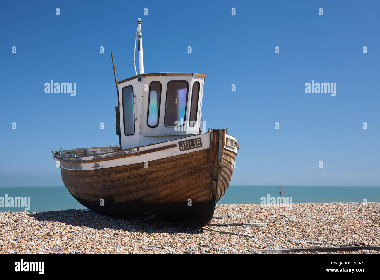 Inghilterra, Kent, trattativa. In legno antico barche da pesca sulla spiaggia di ciottoli a trattare. Foto Stock