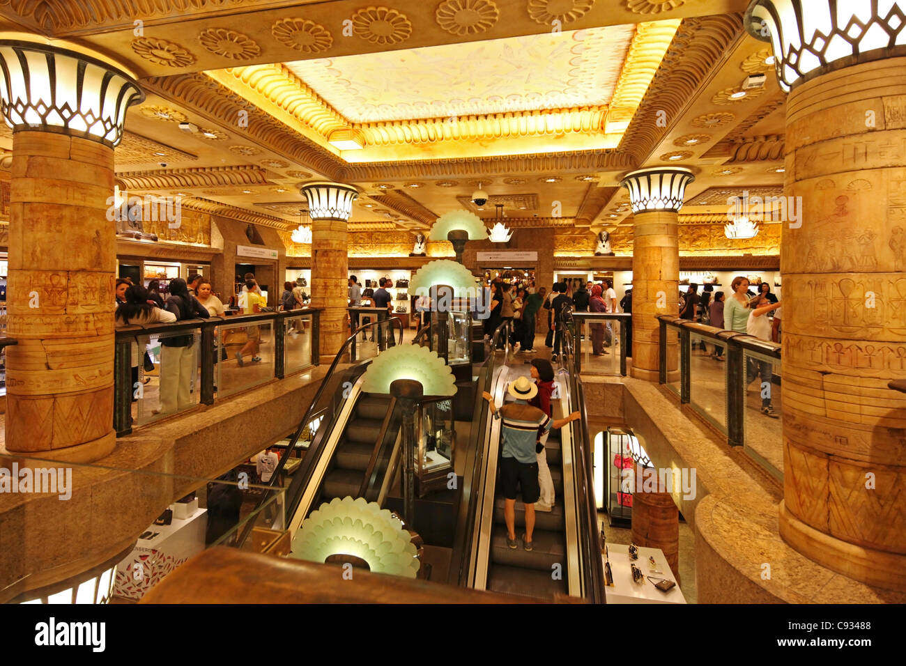I grandi magazzini Harrods a Londra. Foto Stock