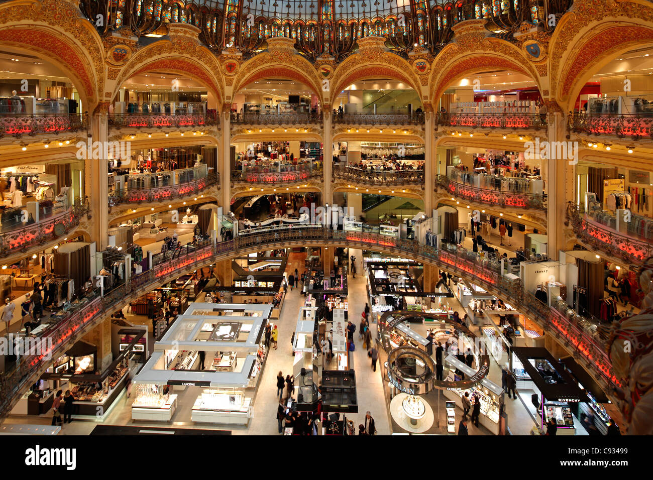 Il round atrium nei famosi grandi magazzini Galeries Lafayette di Parigi, Francia Foto Stock