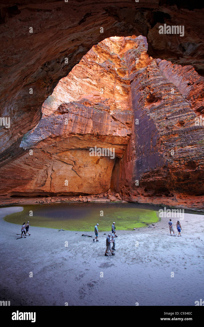I turisti alla Cattedrale Gorge, pasticciare Bungles, Parco Nazionale di Purmululu, regione di Kimberley, Australia occidentale, Australia Foto Stock