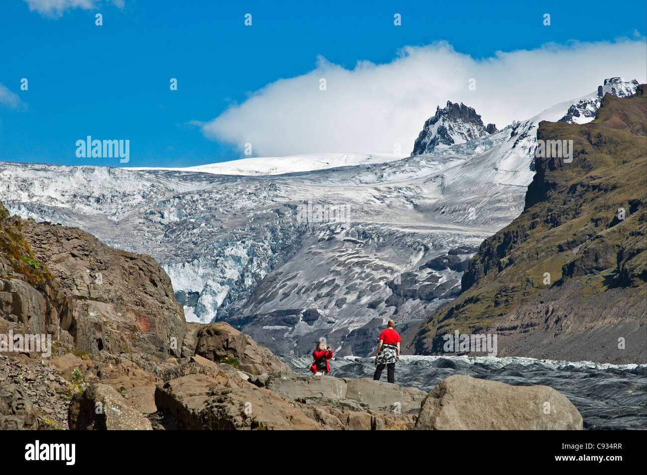 I visitatori stessi fotografare accanto al ghiacciaio Svinsfaellsjokull. Foto Stock