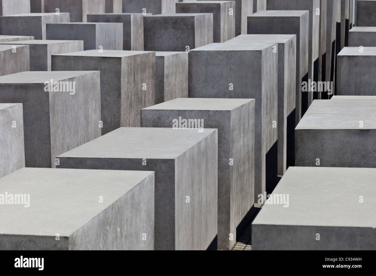 Blocchi di cemento il Memoriale dell'olocausto all'assassinato ebrei d'Europa, Potsdamer Platz, Berlin, Germania. Foto Stock