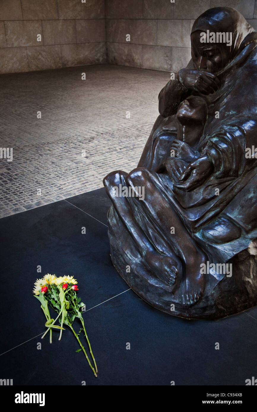 La scultura della Madre con il figlio morto, nel centro del Memorial, il viale Unter den Linden, Berlino, Germania. Foto Stock