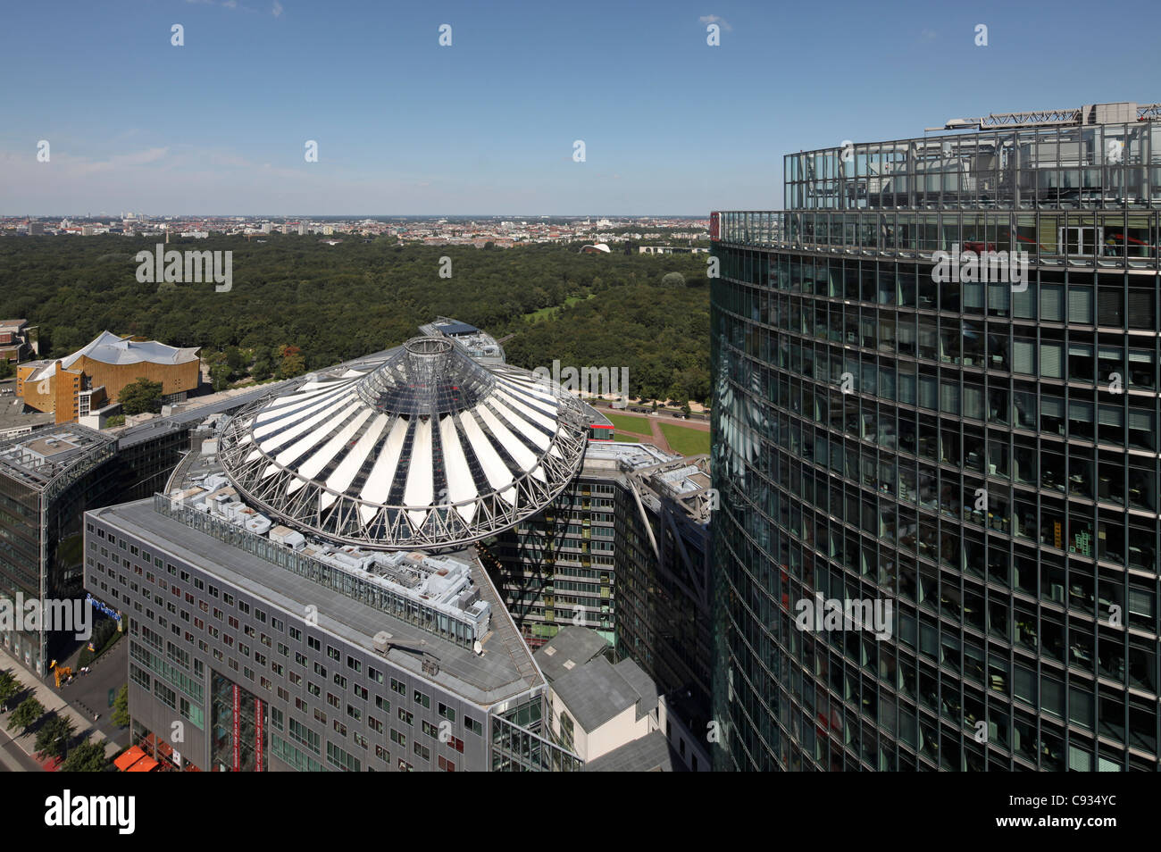 Il Sony Center di Potsdamer Platz si vede dal Kollhoff Tower in Berlin Mitte. Foto Stock