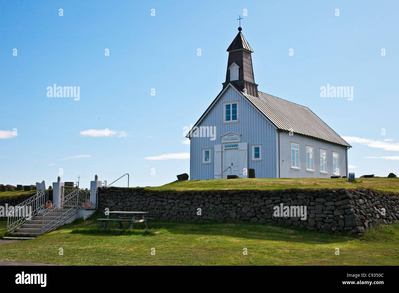 La chiesa in legno a Strandarkirkja sorge su Icelands costa sud-ovest ed è ricordato in molte preghiere seamens. Foto Stock