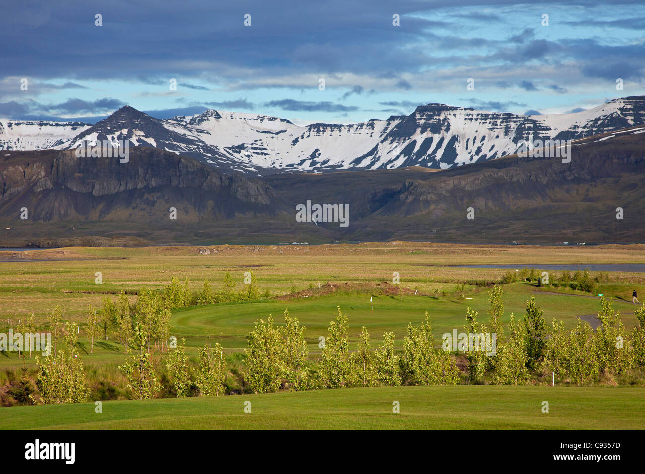 Un campo da golf appena fuori Borgarnes con uno sfondo di belle montagne innevate. Foto Stock