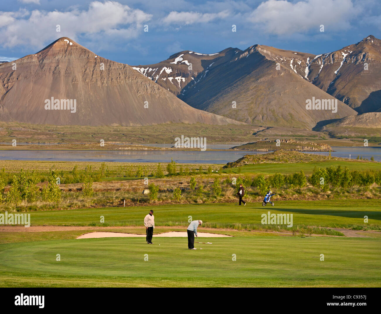 Un campo da golf appena fuori Borgarnes con uno sfondo di belle montagne vulcaniche. Foto Stock