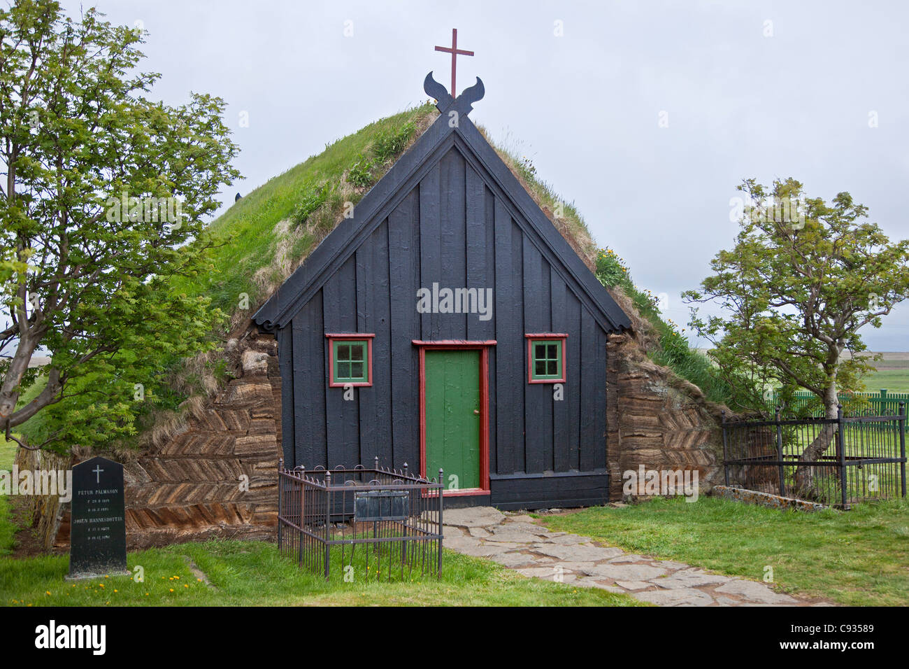 La bella e antica chiesa di tappeto erboso a Vidimyri è uno dei più raffinati esempi di antica architettura islandese. Foto Stock