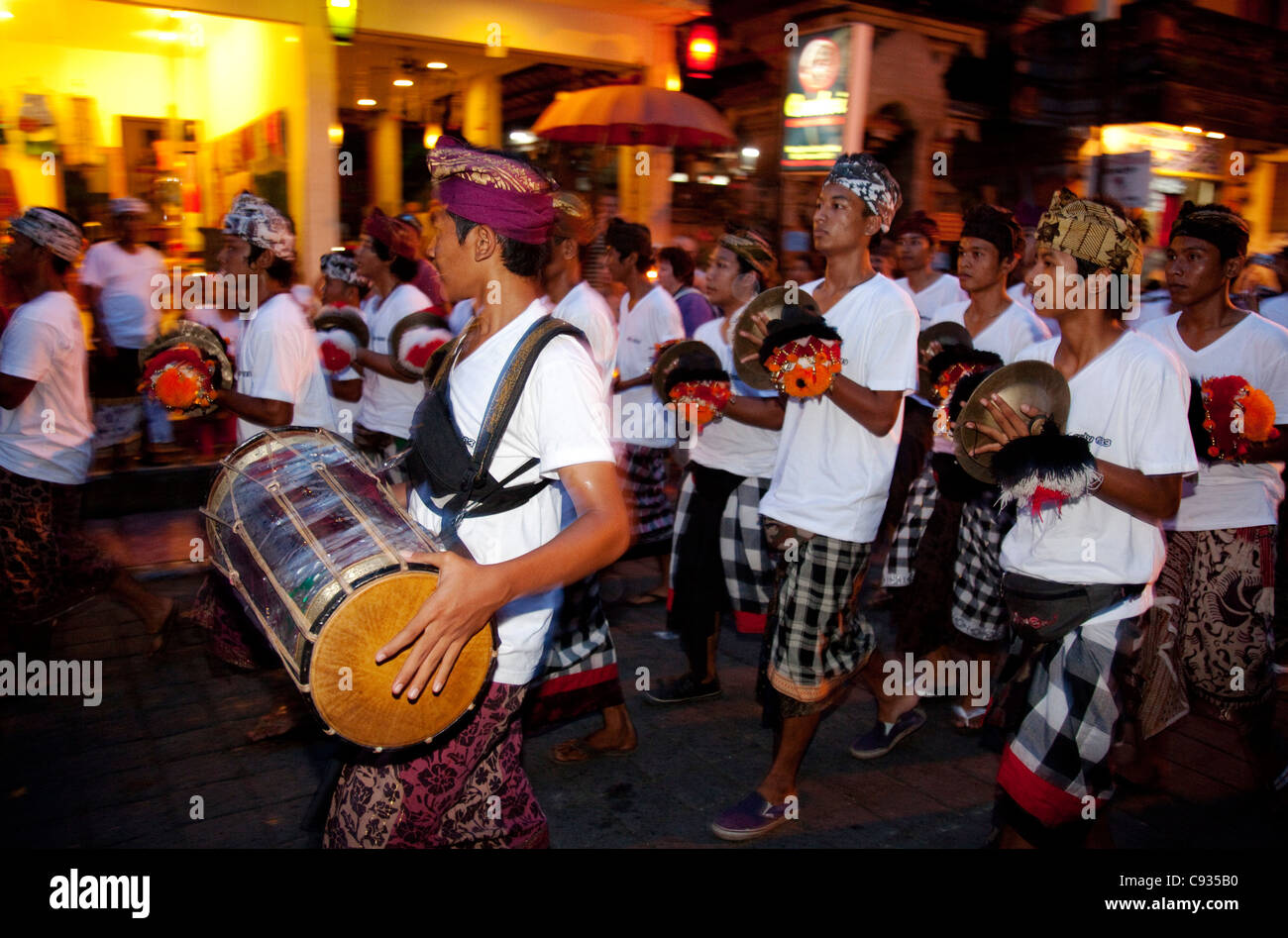 Bali Ubud. Una band locale di percussionisti marzo attraverso le strade di Ubud come parte delle celebrazioni Nyepi. Foto Stock