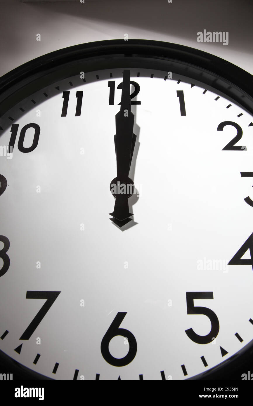 Orologio da parete a ore 12 Foto Stock