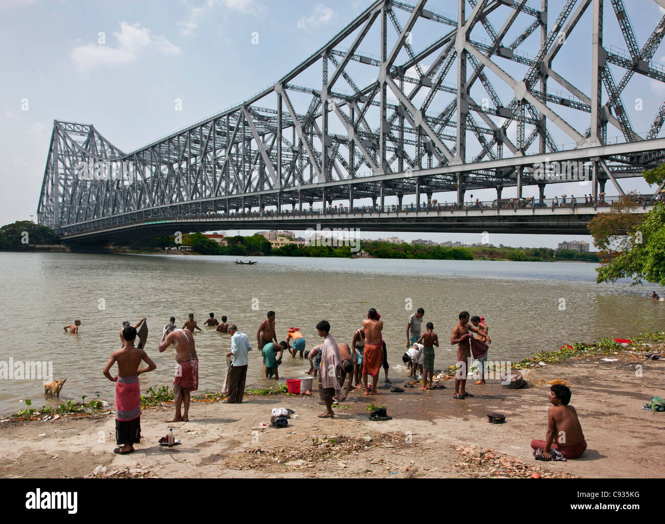 Fedeli indù bagnarsi nel Fiume Hooghly, un affluente del Gange il più venerato fiume sulla terra. Foto Stock