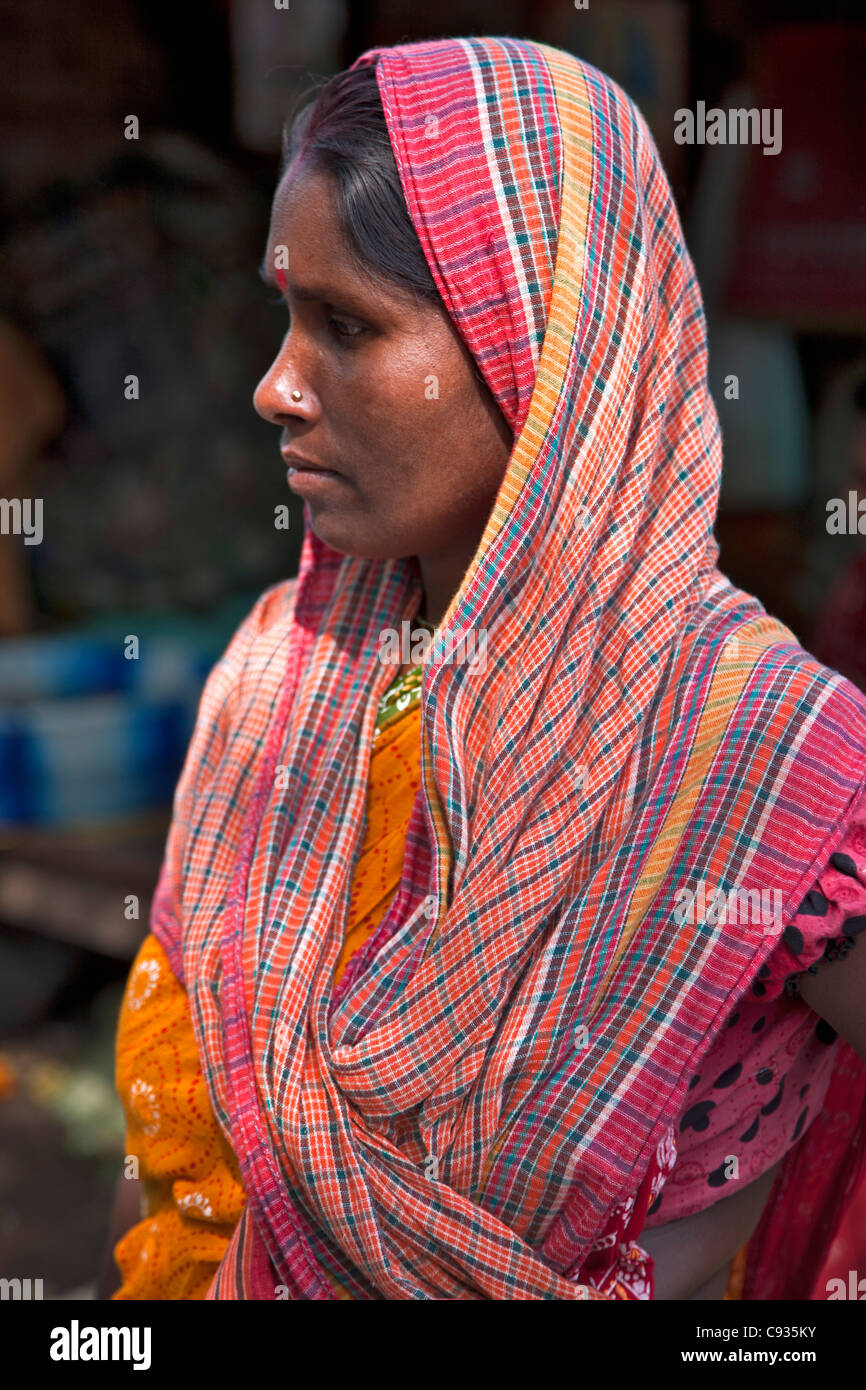 Una donna Indù nel trafficato Mullik Ghat mercato dei fiori vicino a quella di Howrah bridge. Foto Stock