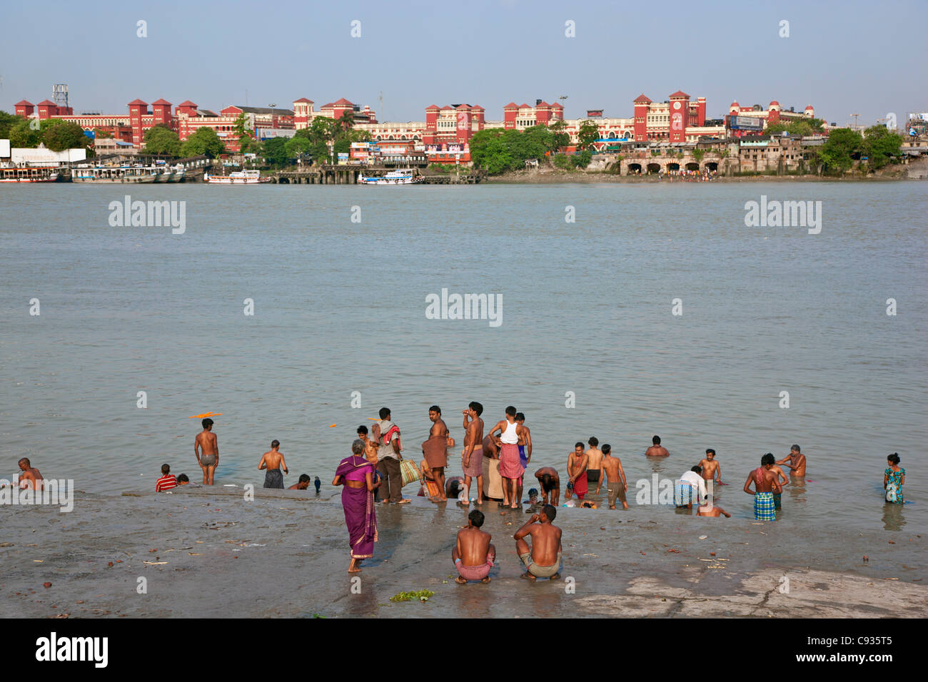 Fedeli indù bagnarsi nel Fiume Hooghly, un affluente del Gange il più venerato fiume sulla terra. Foto Stock