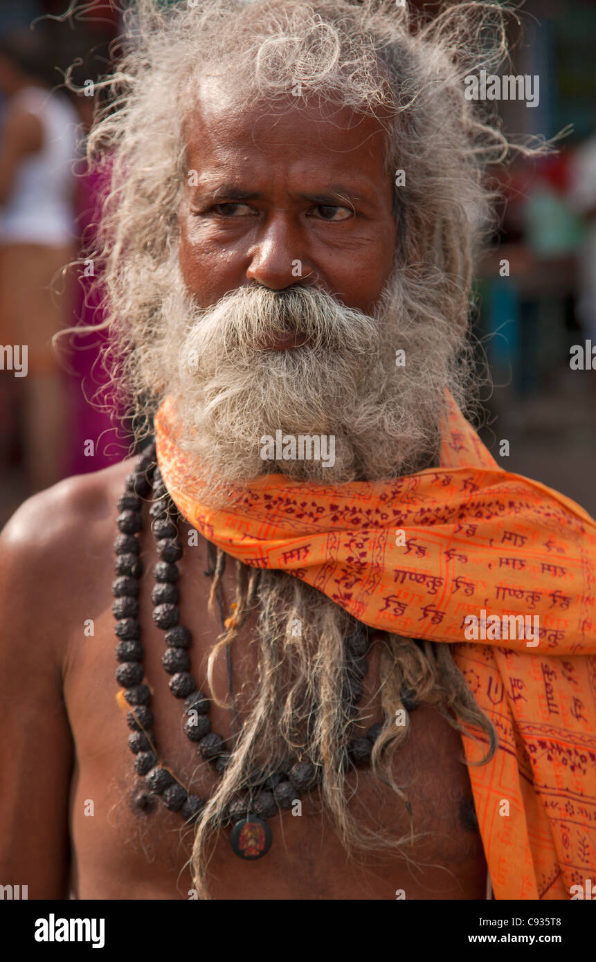 Un indù uomo santo o Sadhu, vicino Manikula nella periferia di Kolkata. Foto Stock