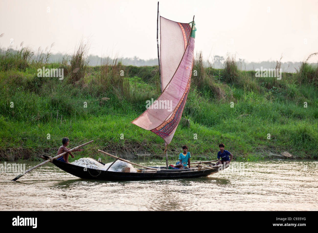 Una barca da pesca con un improvvisato Navigare sul Fiume Hooghly vicino a Kalna. Foto Stock