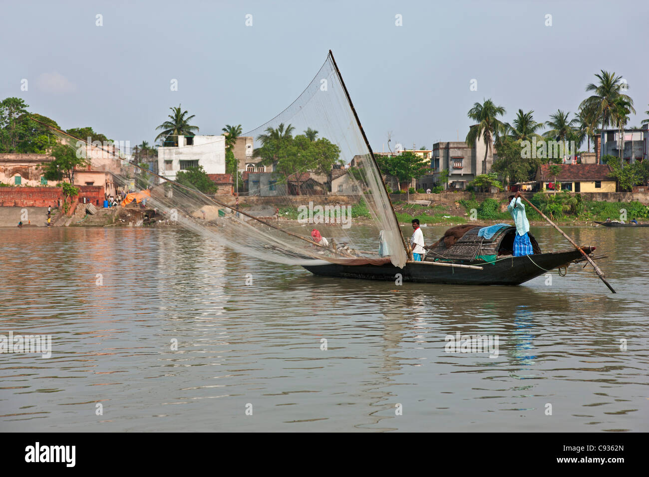 Pesca sul Fiume Hooghly appena a nord di Kolkata. Foto Stock