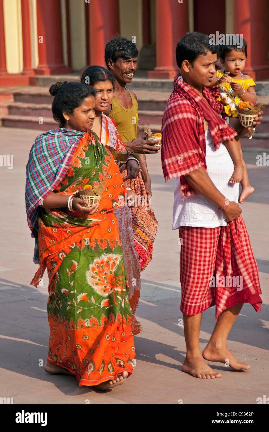 I devoti prendere offerte per il Dakshineswar Kali tempio sulla periferia di Kolkata. Foto Stock