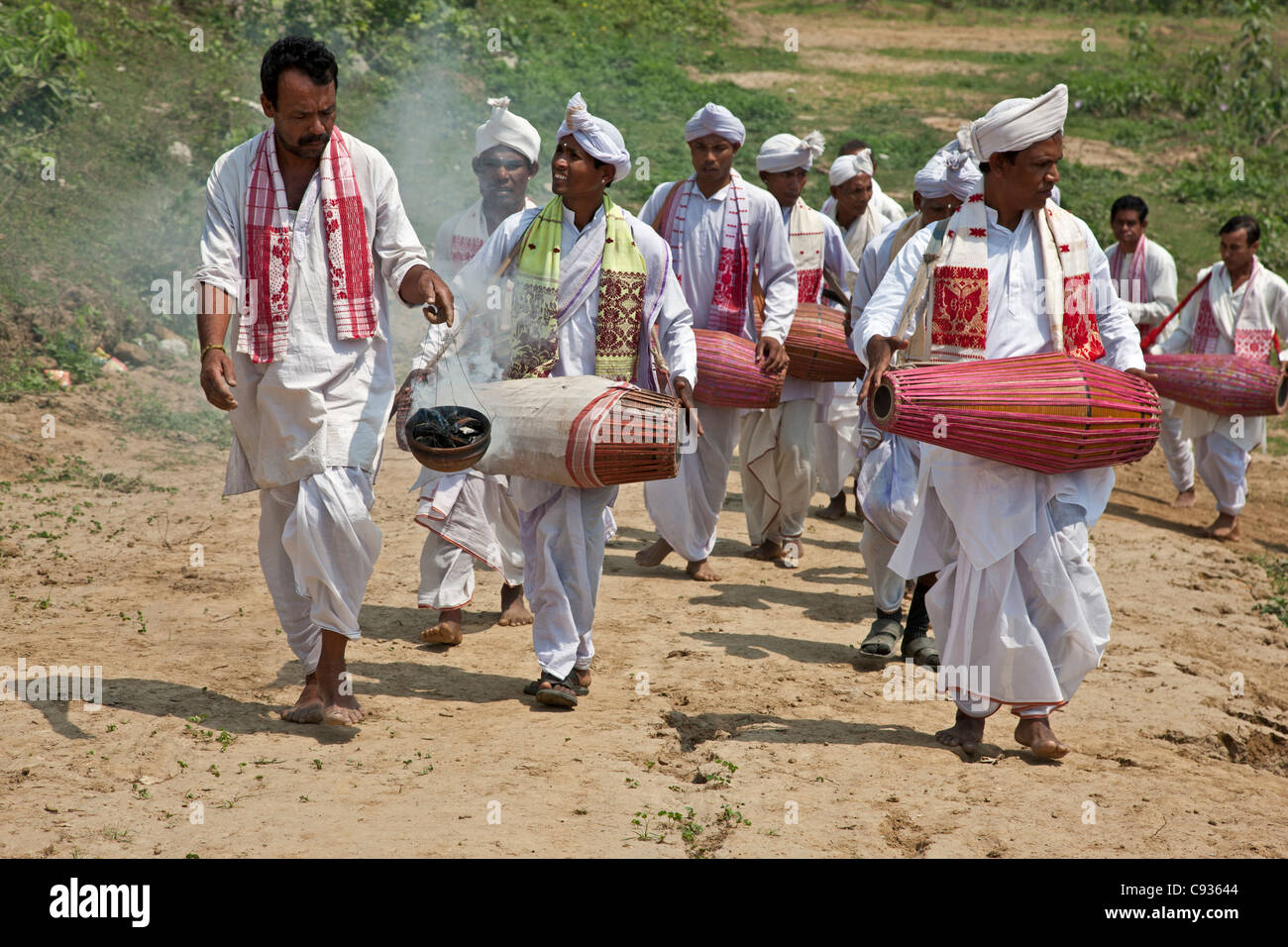 Un indù processione religiosa per celebrare l'apertura di un nuovo Tempio di Shiva a Raha, Nagoan. Foto Stock