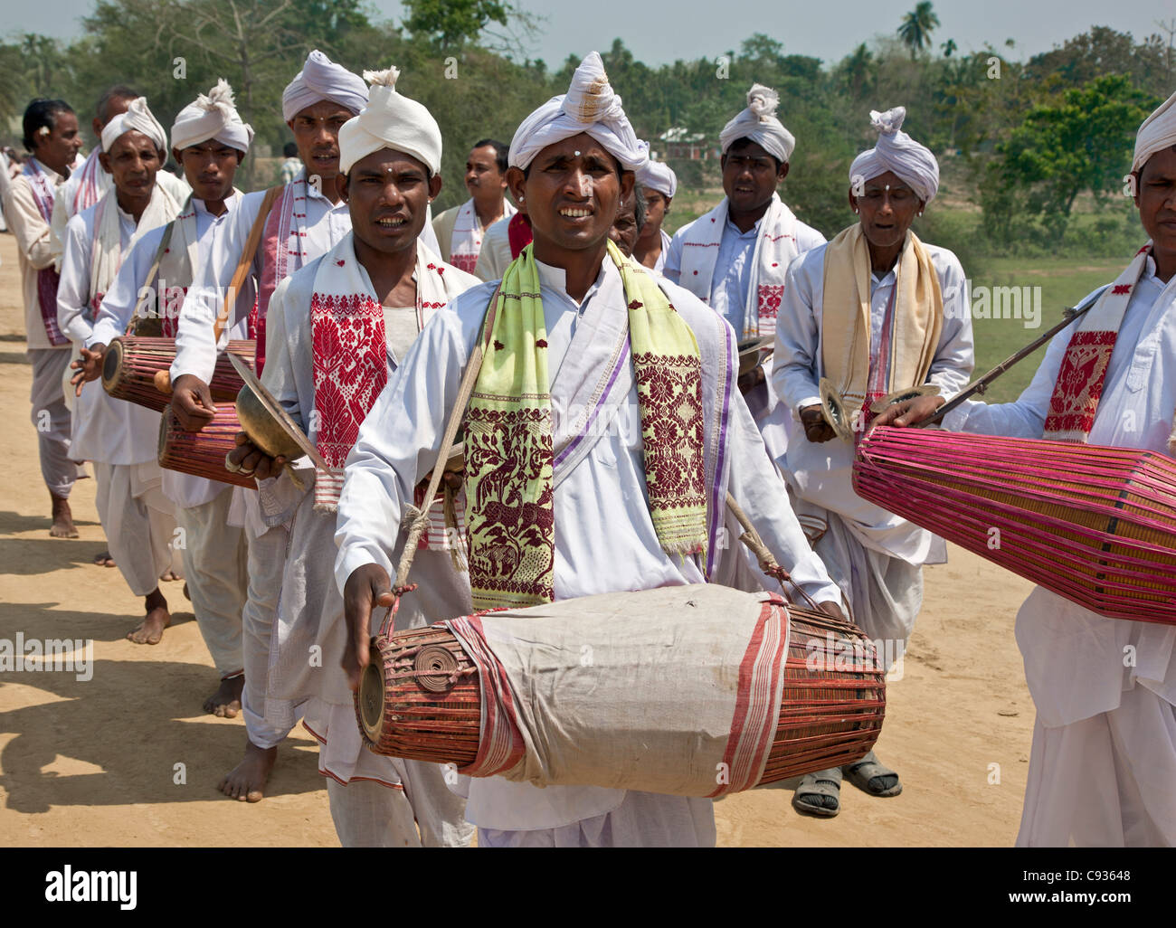 Un indù processione religiosa per celebrare l'apertura di un nuovo Tempio di Shiva a Raha, Nagoan. Foto Stock