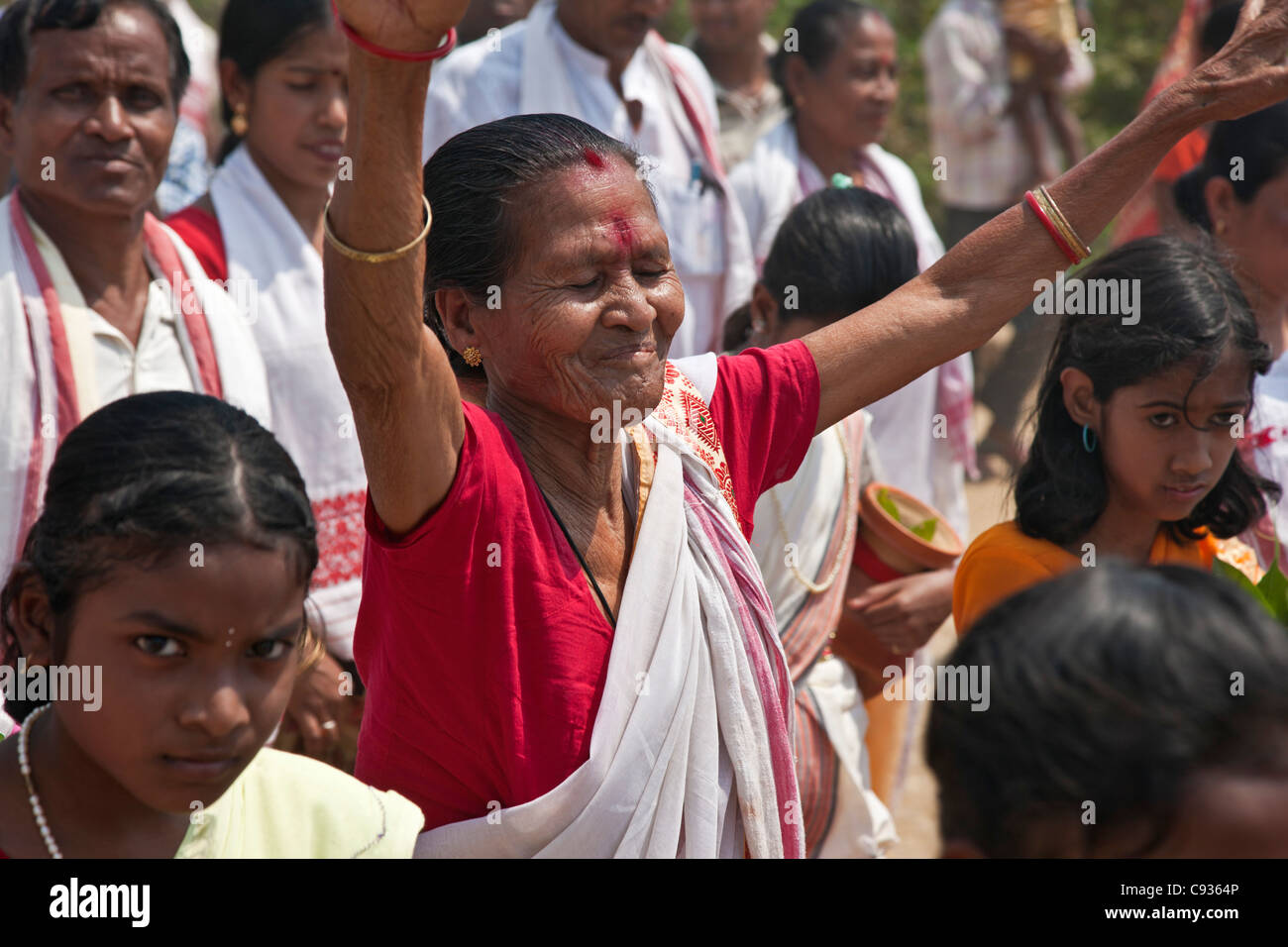 Una donna Indù loda Dio durante una processione religiosa per celebrare l'apertura di un nuovo Tempio di Shiva a Raha, Nagoan. Foto Stock