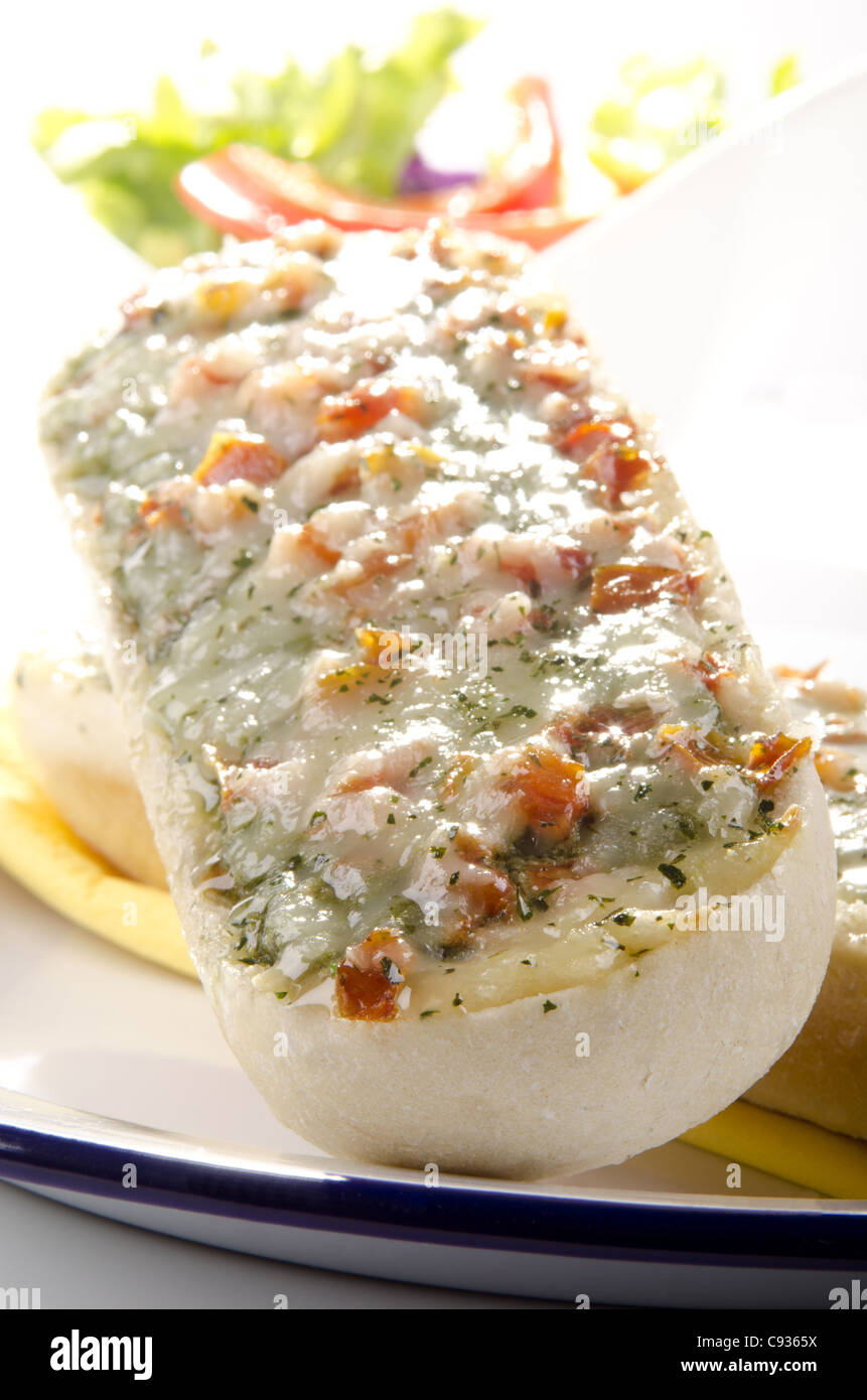 Baguette con pomodoro, formaggio e pesto fatti in casa Foto Stock