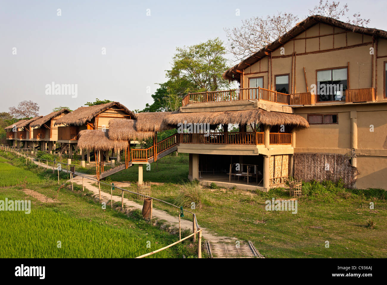 Il lodge e sistemazioni case su palafitte a Diphlu River Lodge situato in una posizione ideale vicino al Parco Nazionale di Kaziranga. Foto Stock