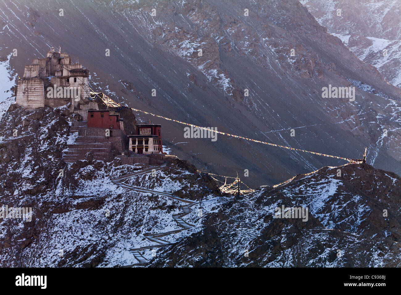India, Ladakh Leh. Namgyal Tsemo Gompa arroccato su uno sperone roccioso noto come il picco della Vittoria, sopra la città di Leh. Foto Stock