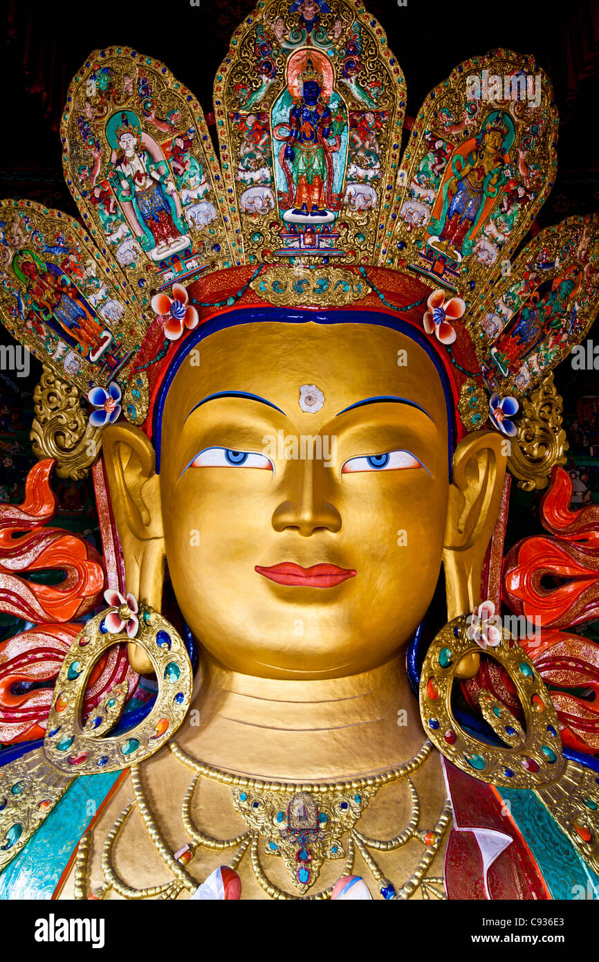 India, Ladakh, Thiksey. Le immense e magnificamente dorato Buddha Maitreya nel tempio Chamkhang al monastero di Thiksey. Foto Stock