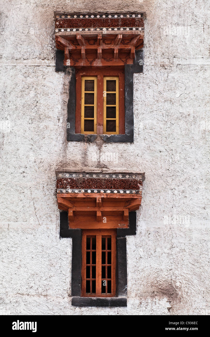 India, Ladakh, Hemis. Intagliate tradizionalmente windows al monastero di Hemis. Foto Stock