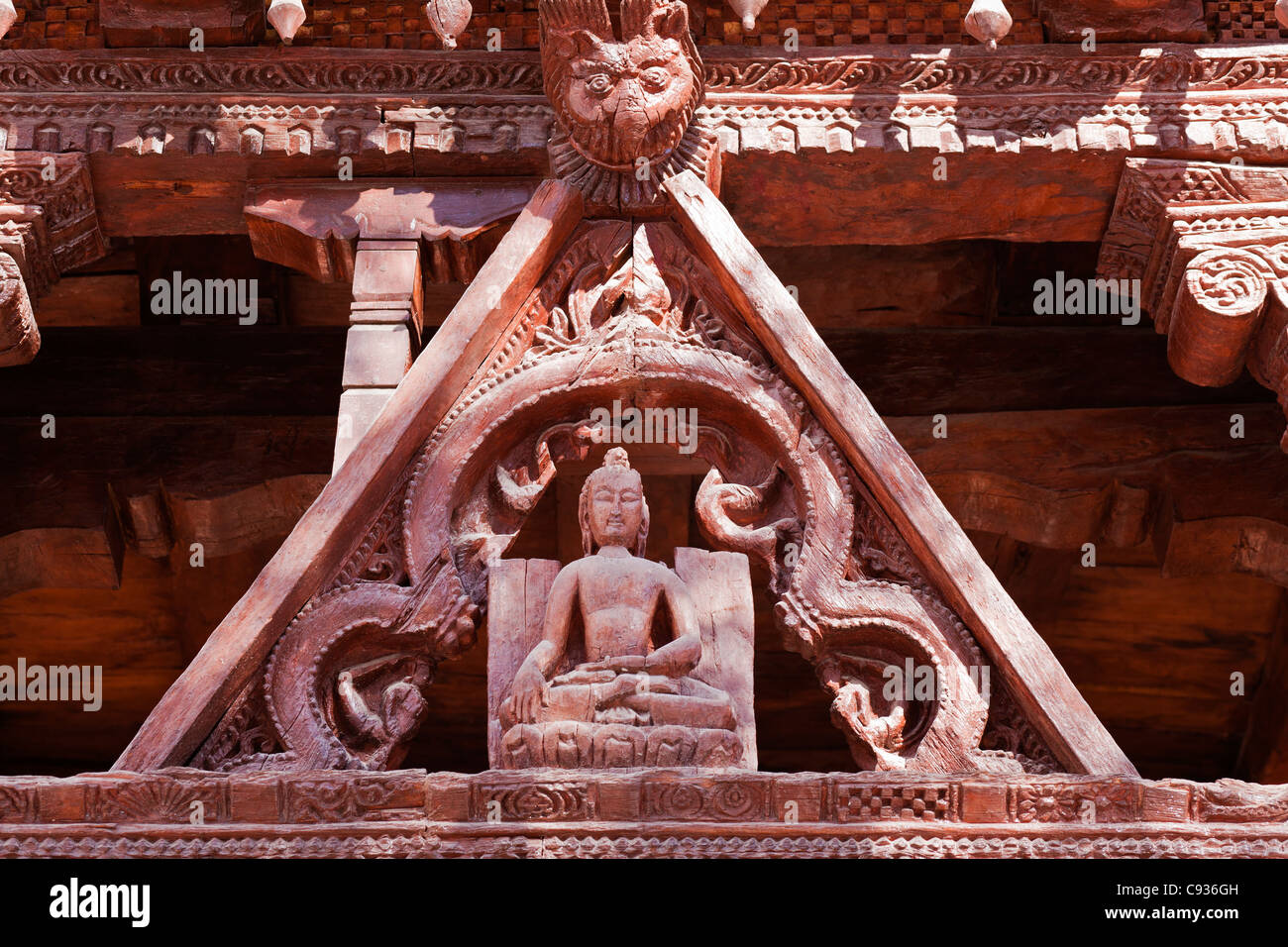 India, Ladakh, Alchi. Il legno intagliato gable sopra ingresso Sumtsekt. Foto Stock