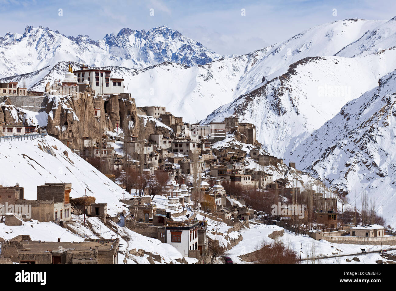 India, Ladakh Lamayuru. Monastero di Lamayuru, remote e isolate, orlata da spettacolari montagne coperte di neve. Foto Stock